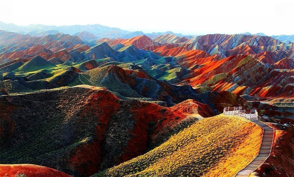 Bellissime montagne e colline arcobaleno a Zhangye Danxia, Cina