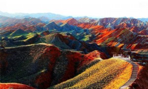 Bellissime montagne e colline arcobaleno a Zhangye Danxia, Cina