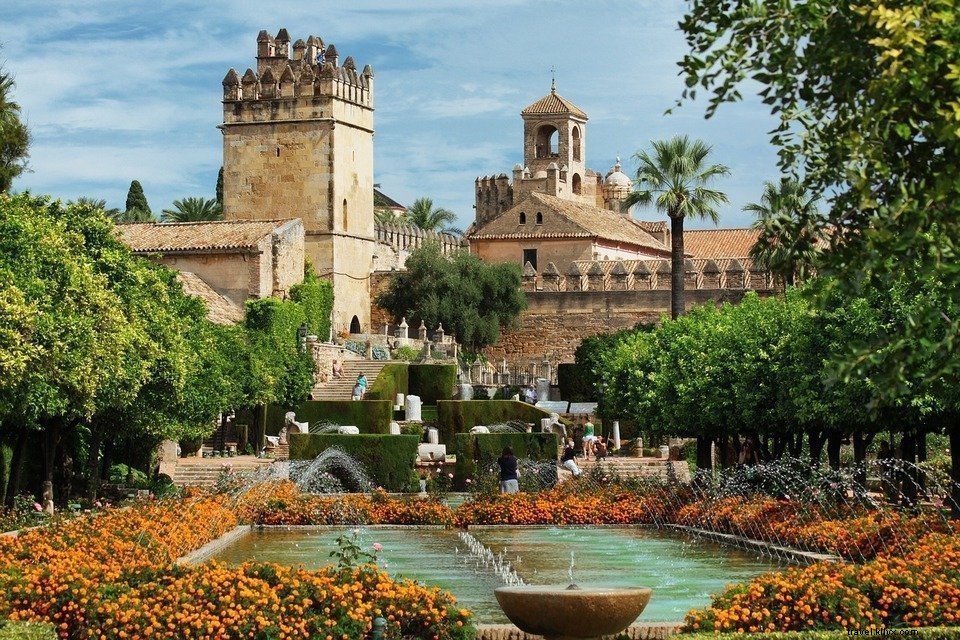 訪れる価値のあるスペインで最も興味深い8つの場所