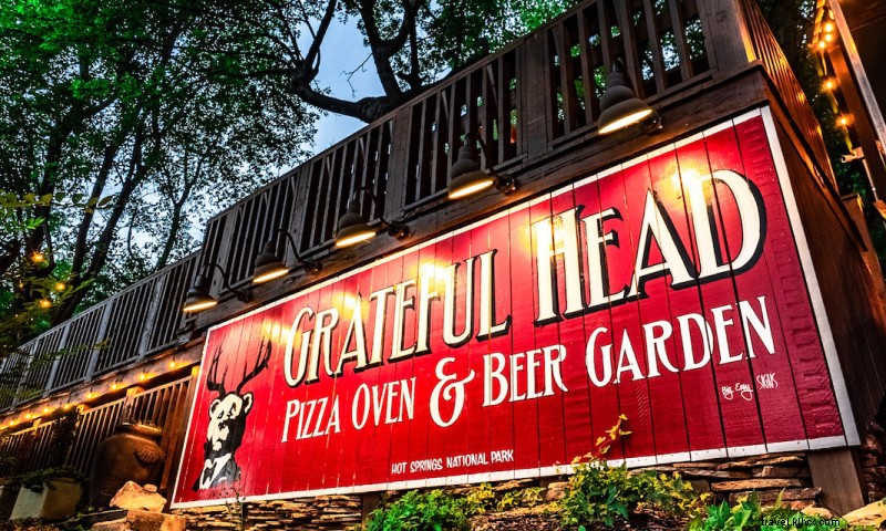 In primo piano:Forno per pizza Grateful Head e Beer Garden 