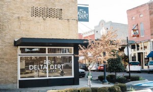In primo piano:Delta Dirt Distillery 