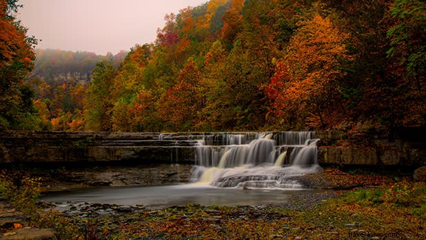 Outono nestas cachoeiras do estado de Nova York neste outono 