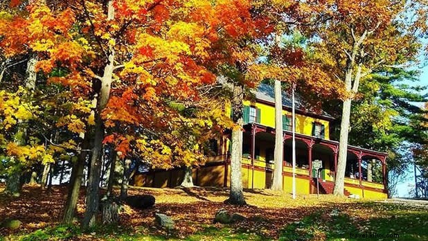 ニューヨーク州の息を呑むような紅葉を見るための11のユニークな史跡 