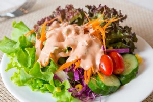 Cara Membuat Salad Hijau dengan Saus Pulau Seribu 
