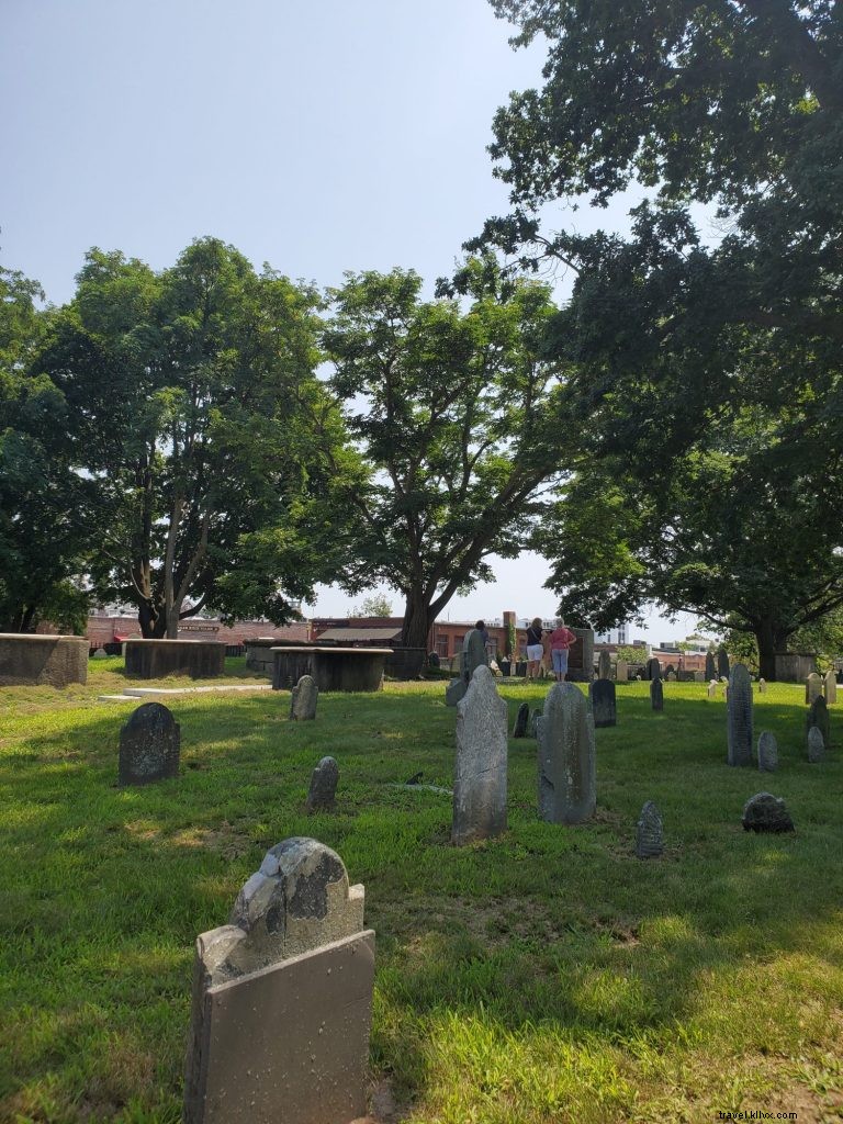 Visite o Centro de Boas-Vindas do Charter Street Cemetery em Salem, Massachusetts 