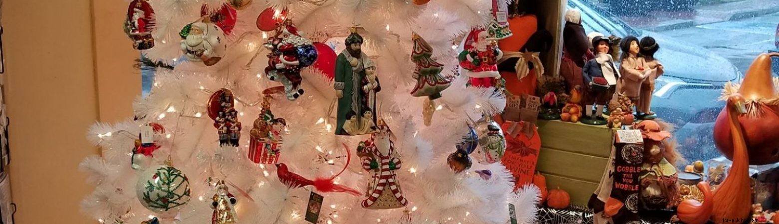 Belanja Ornamen Natal di Salem, Massachusetts 
