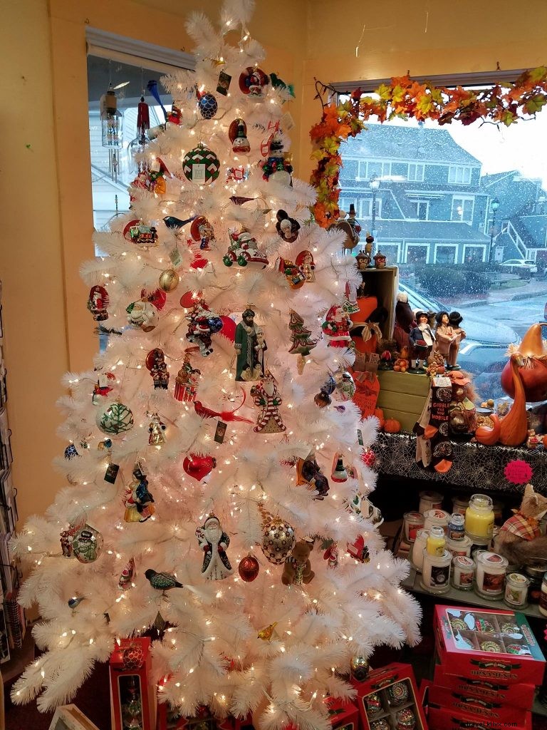 Belanja Ornamen Natal di Salem, Massachusetts 