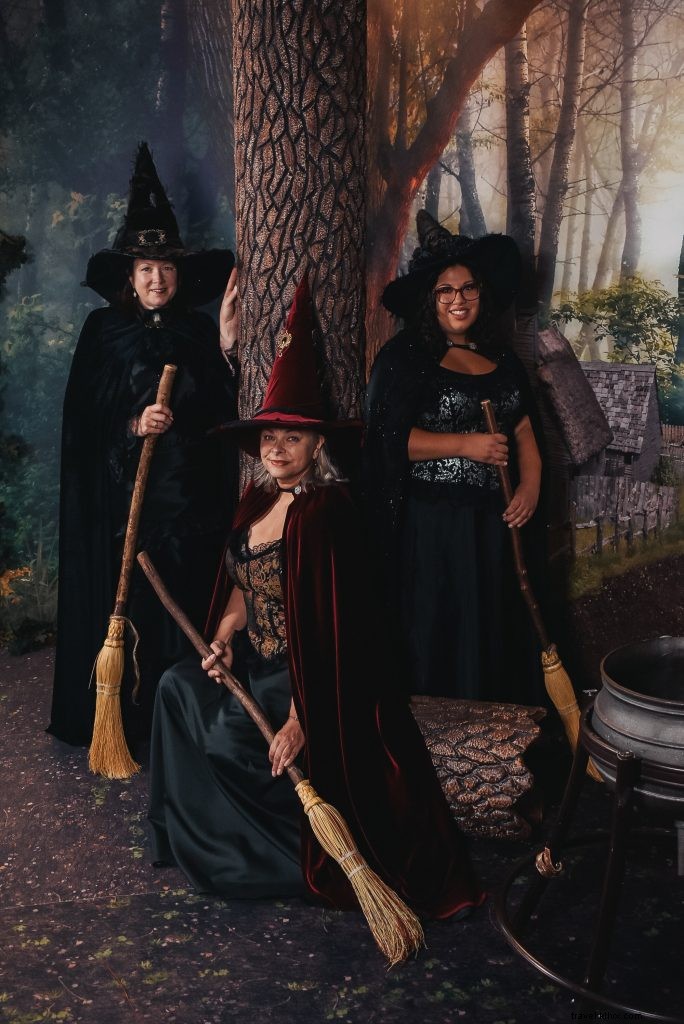 Pengalaman Penyihir Pix, Studio Foto Kostum Penyihir Premier Salem 
