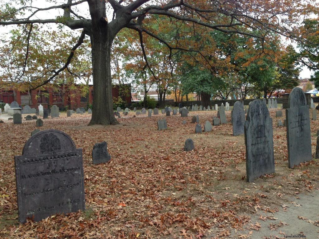 チャーターストリート墓地は修復作業のため閉鎖されました2020年6月1日から10月 