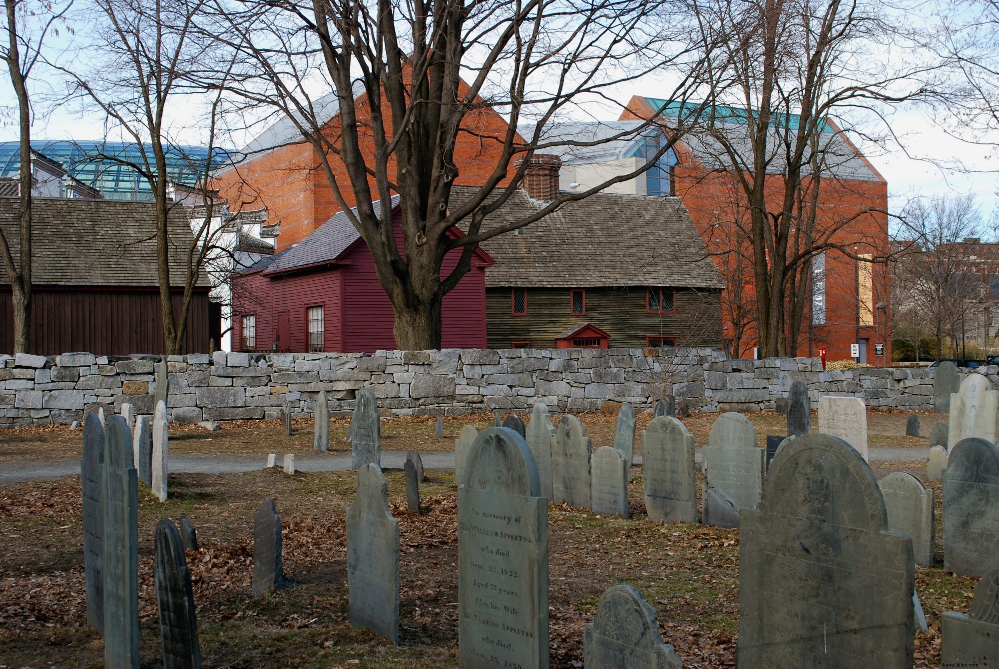 Como visitar os cemitérios históricos de Salem 