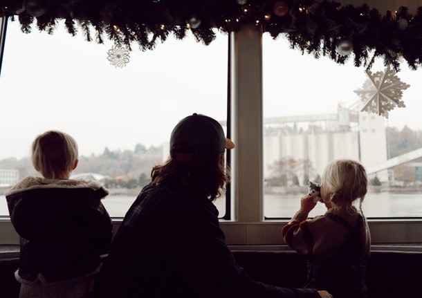 Le famiglie si coccolano un po  più da vicino durante le festività natalizie a Seattle 