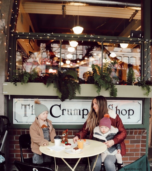 Le famiglie si coccolano un po  più da vicino durante le festività natalizie a Seattle 
