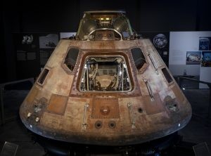 航空博物館と目的地の月への旅 