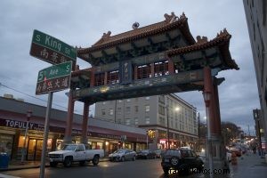Ainda não é tarde para comemorar o ano do galo com tours especiais e exposições no bairro internacional de Chinatown, em Seattle 