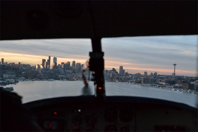 石けり遊びのフライト–水上飛行機からシアトルを見る 