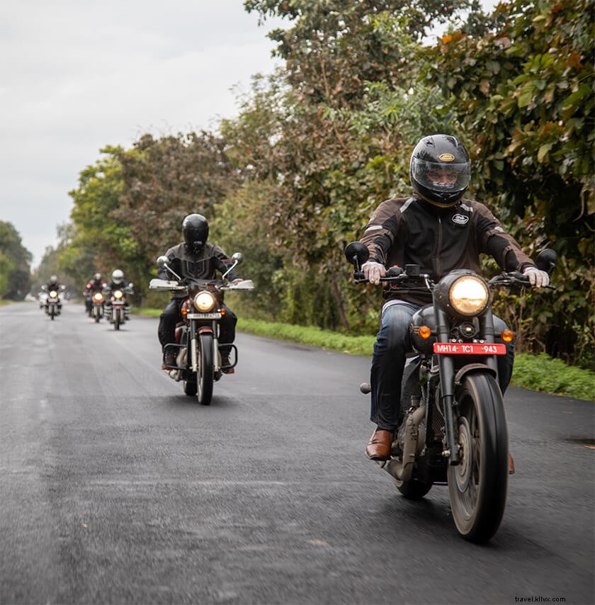 Jawa 42 Imagens:Riding Alongside Jawa Perak &Classic