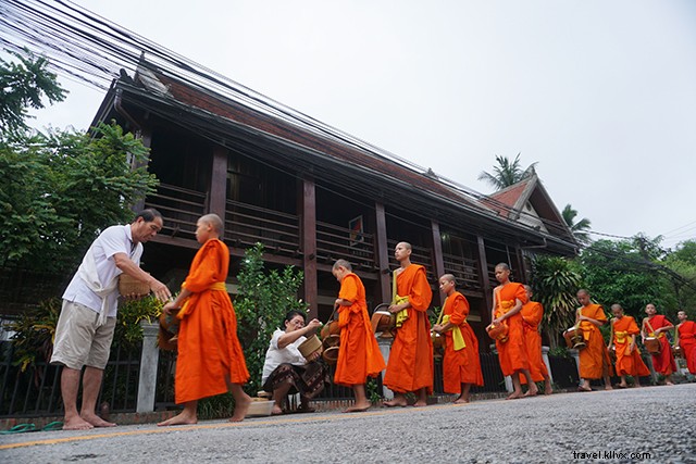 Luang Prabang Tak Bat :Upacara Pemberian Sedekah Pagi, Dalam Gambar