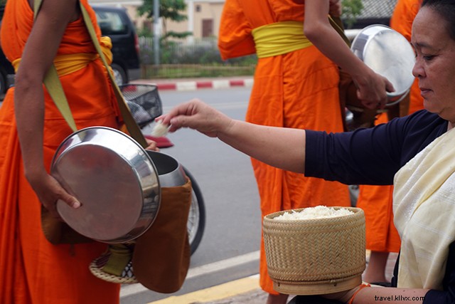 Luang Prabang Tak Bat:Ceremonia de entrega de limosnas matutinas, En fotos