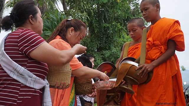 Luang Prabang Tak Bat :Cérémonie d aumône du matin, En images