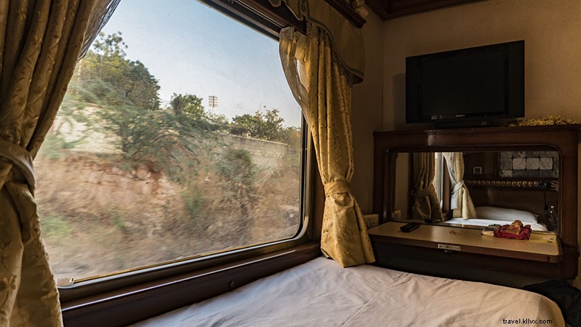 インドで豪華な列車旅行を体験してください：ゴールデンチャリオット
