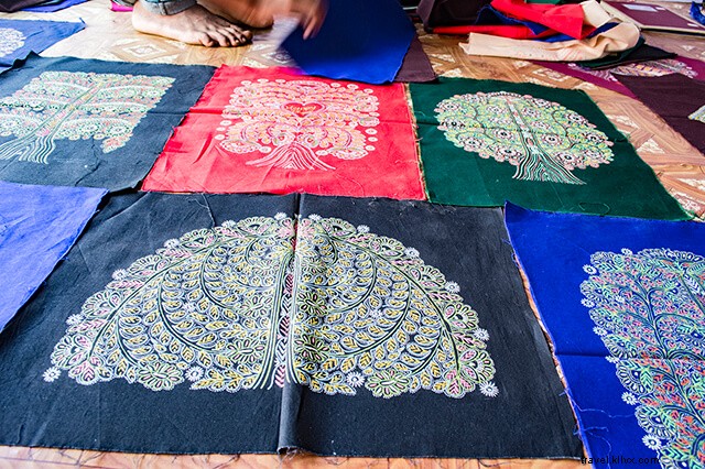 Vous voulez voir des formes d art local à Kutch ? Essayez le village de Nirona