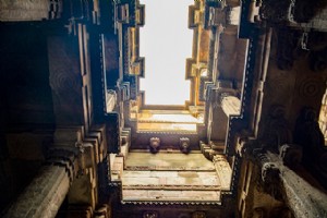 アーメダバードの階段井戸：時間を遡る