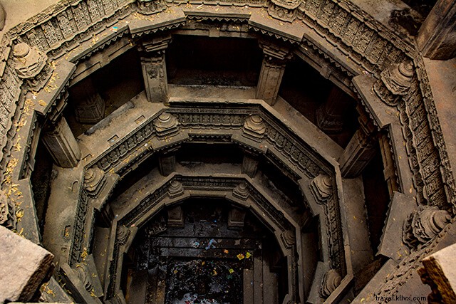 アーメダバードの階段井戸：時間を遡る
