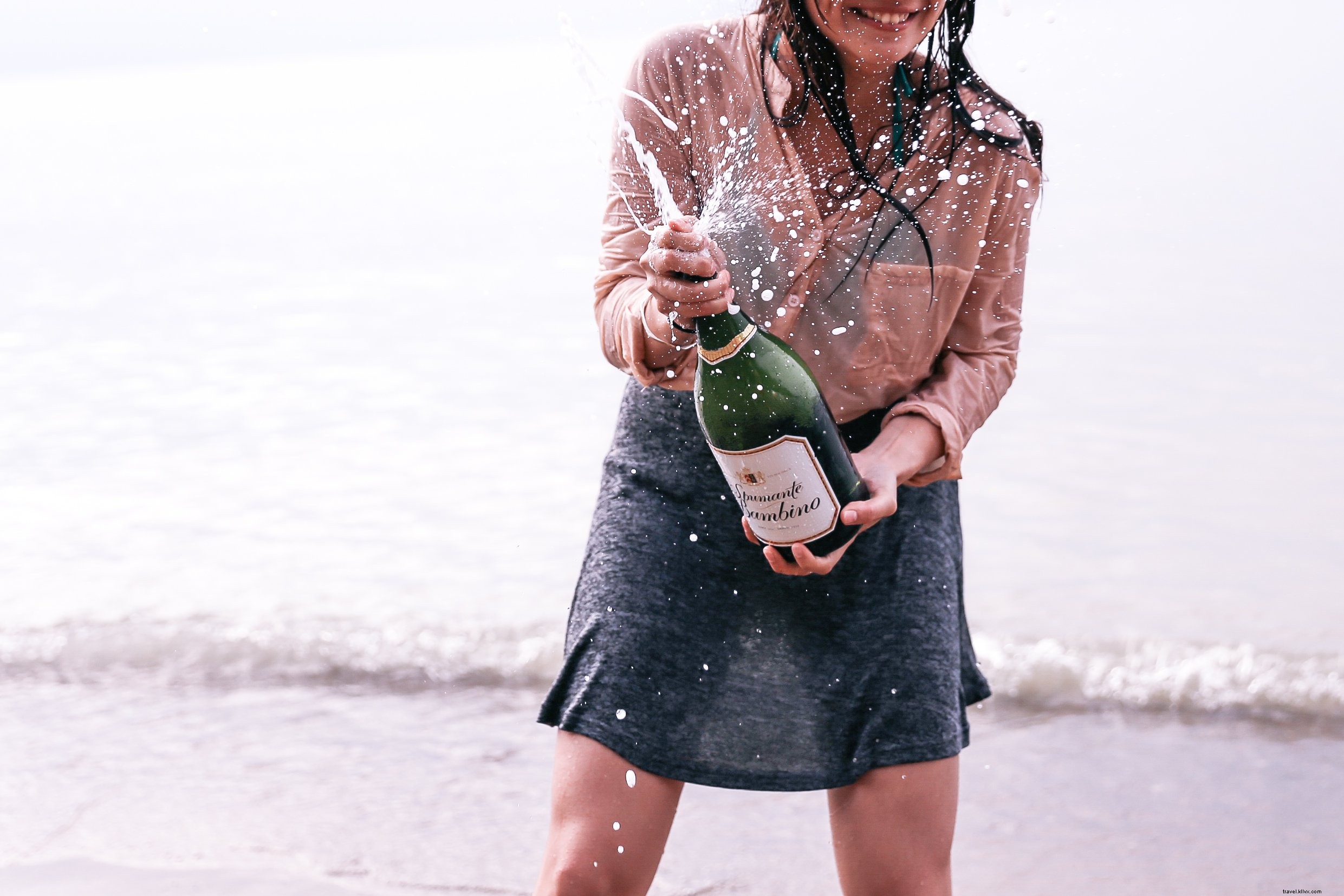 シャンパンの写真とビーチパーティー
