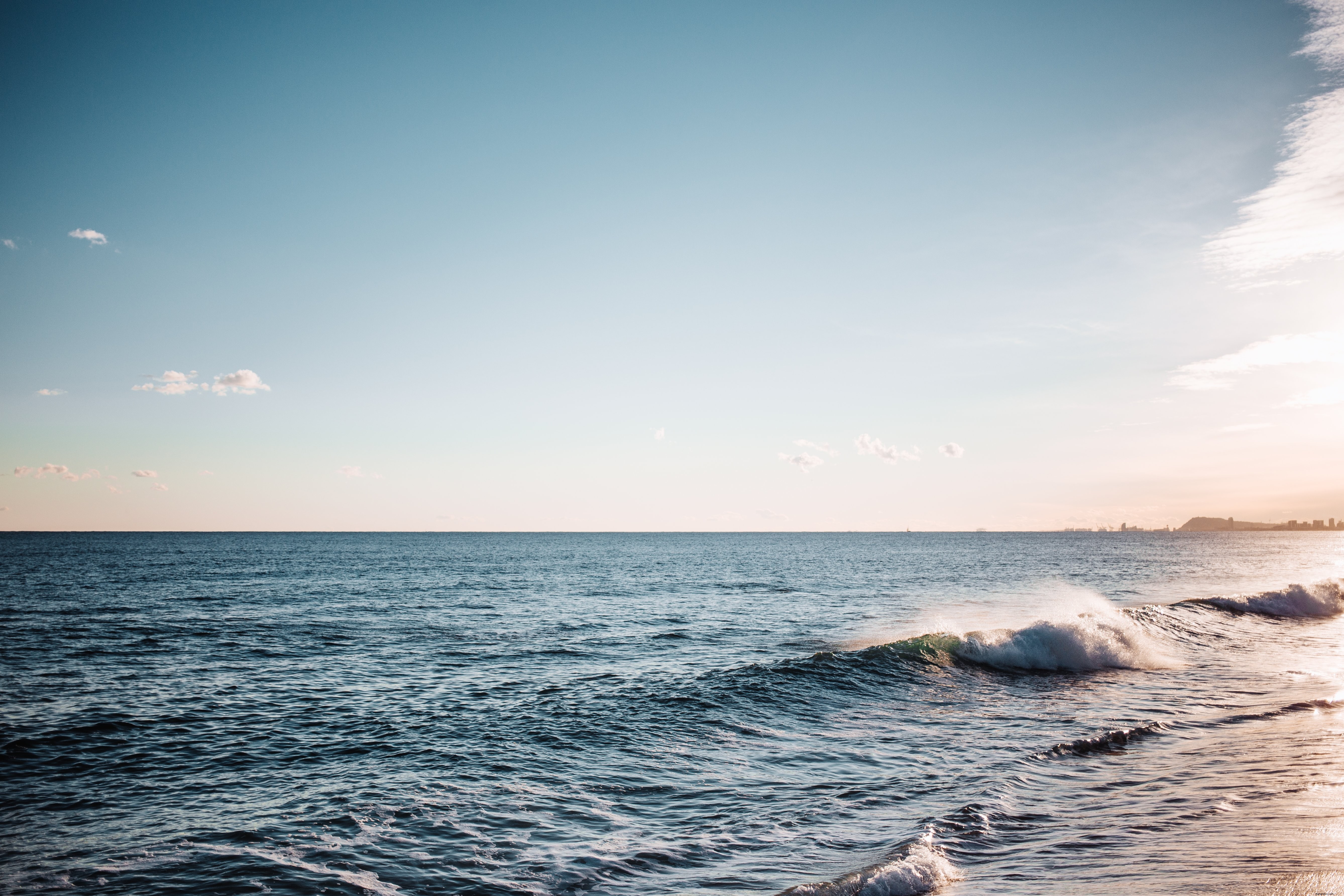 Foto che si infrangono sulle onde dell oceano