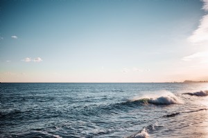 Foto che si infrangono sulle onde dell oceano