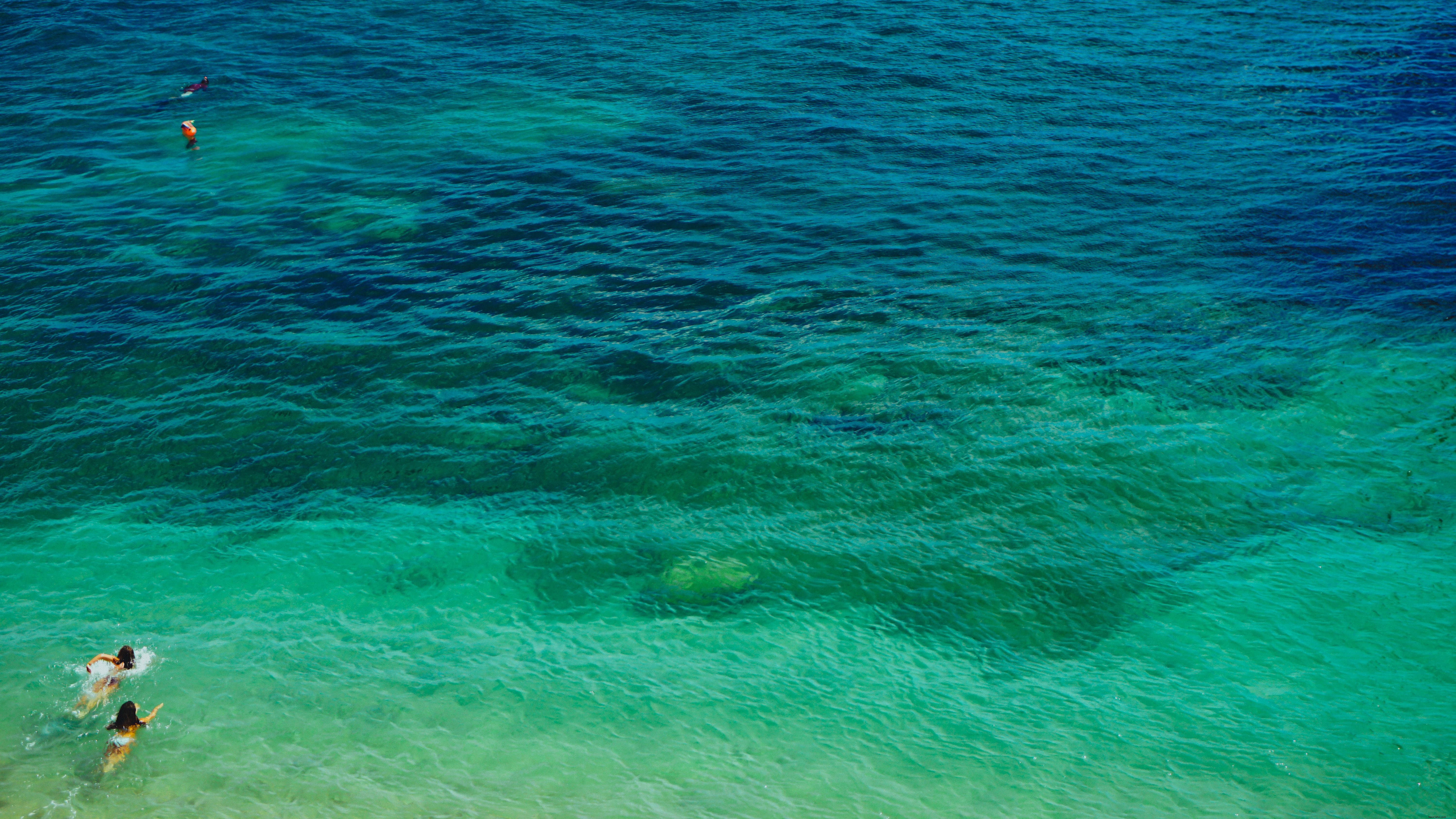 Foto de água do oceano com nadadores