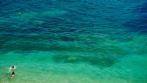 Foto de agua del océano con nadadores