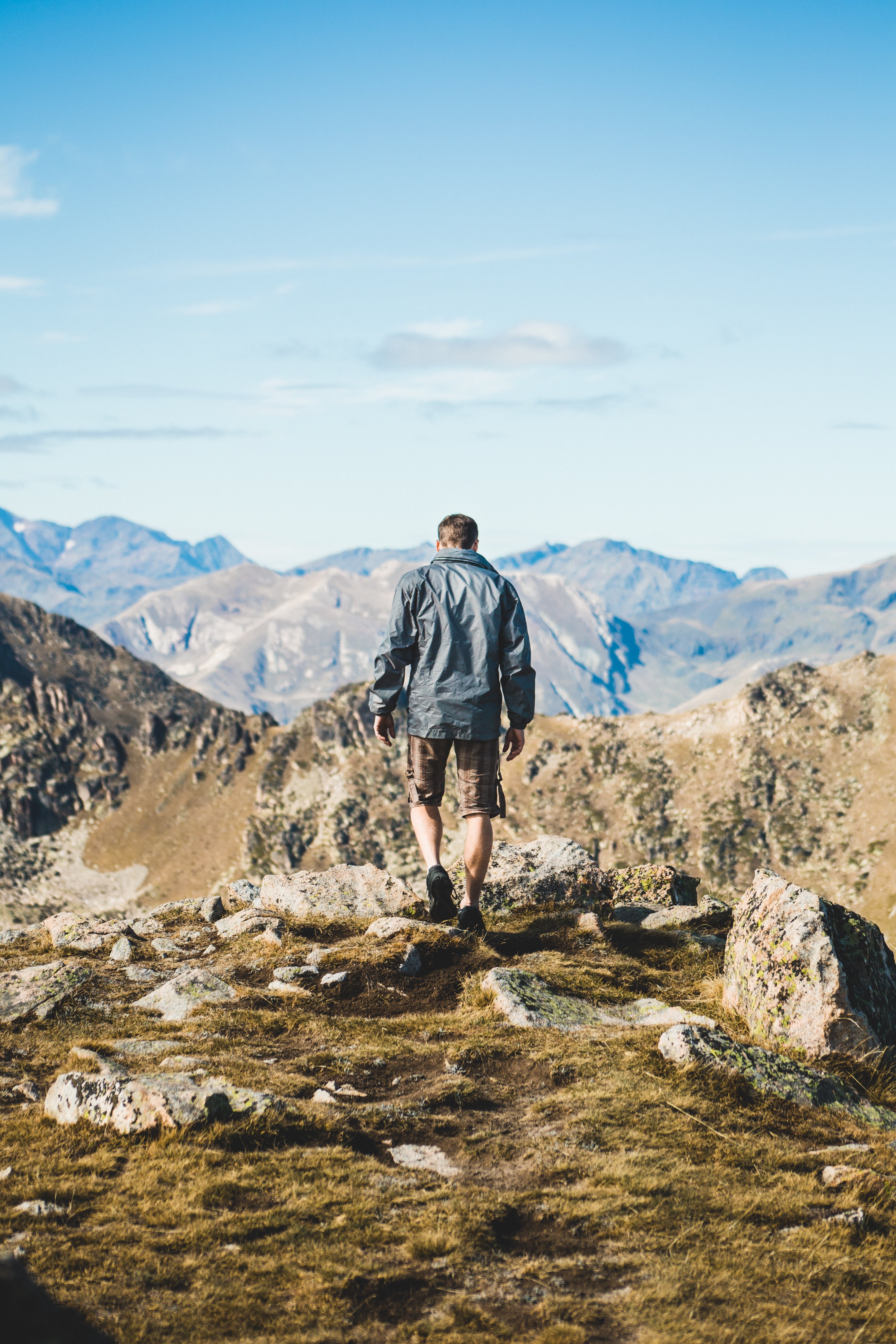 homme, randonnée, dans, montagnes, photo