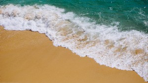 Foto de ondas quebrando na praia