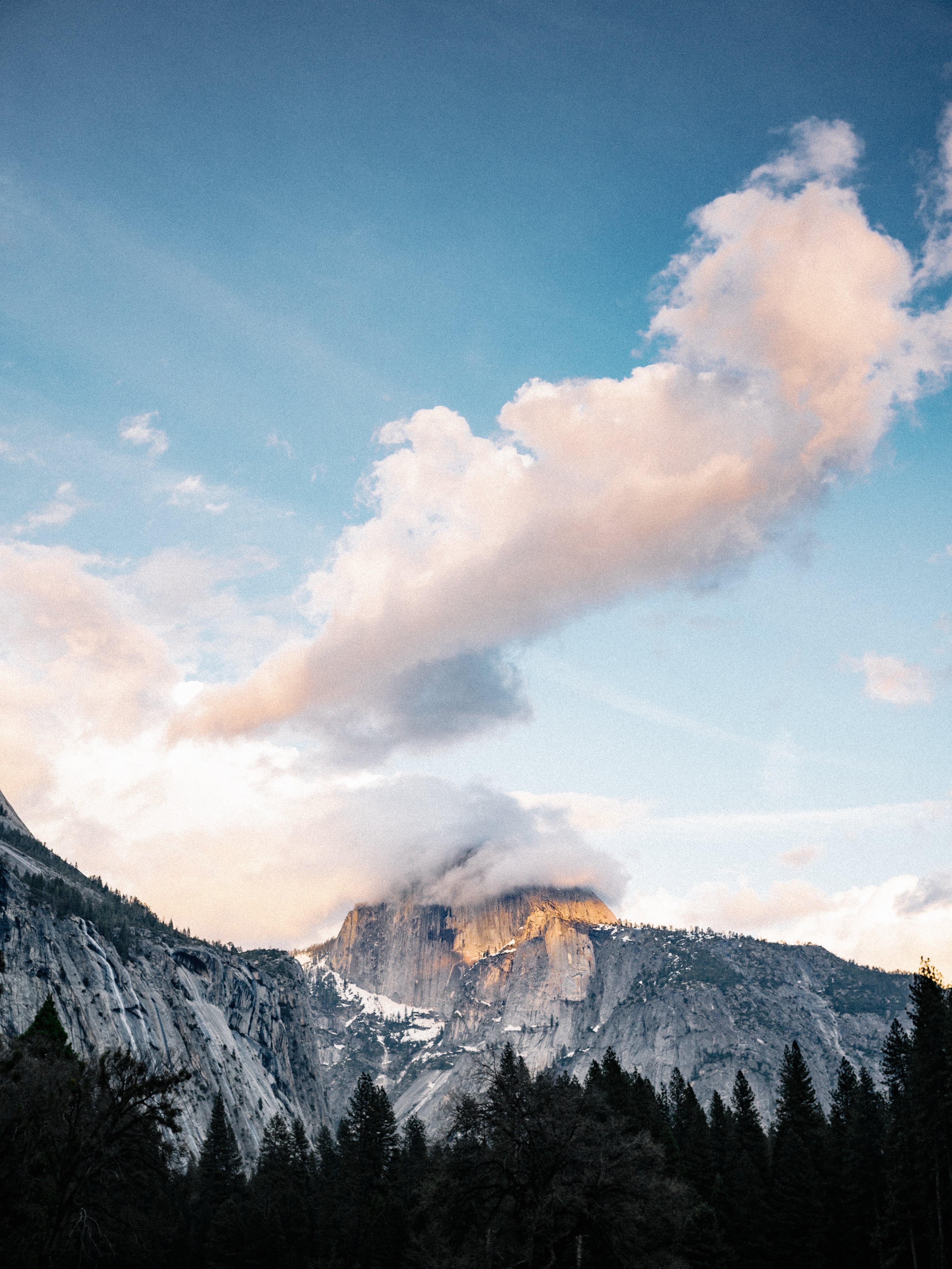 Photo de montagne enveloppée de nuages