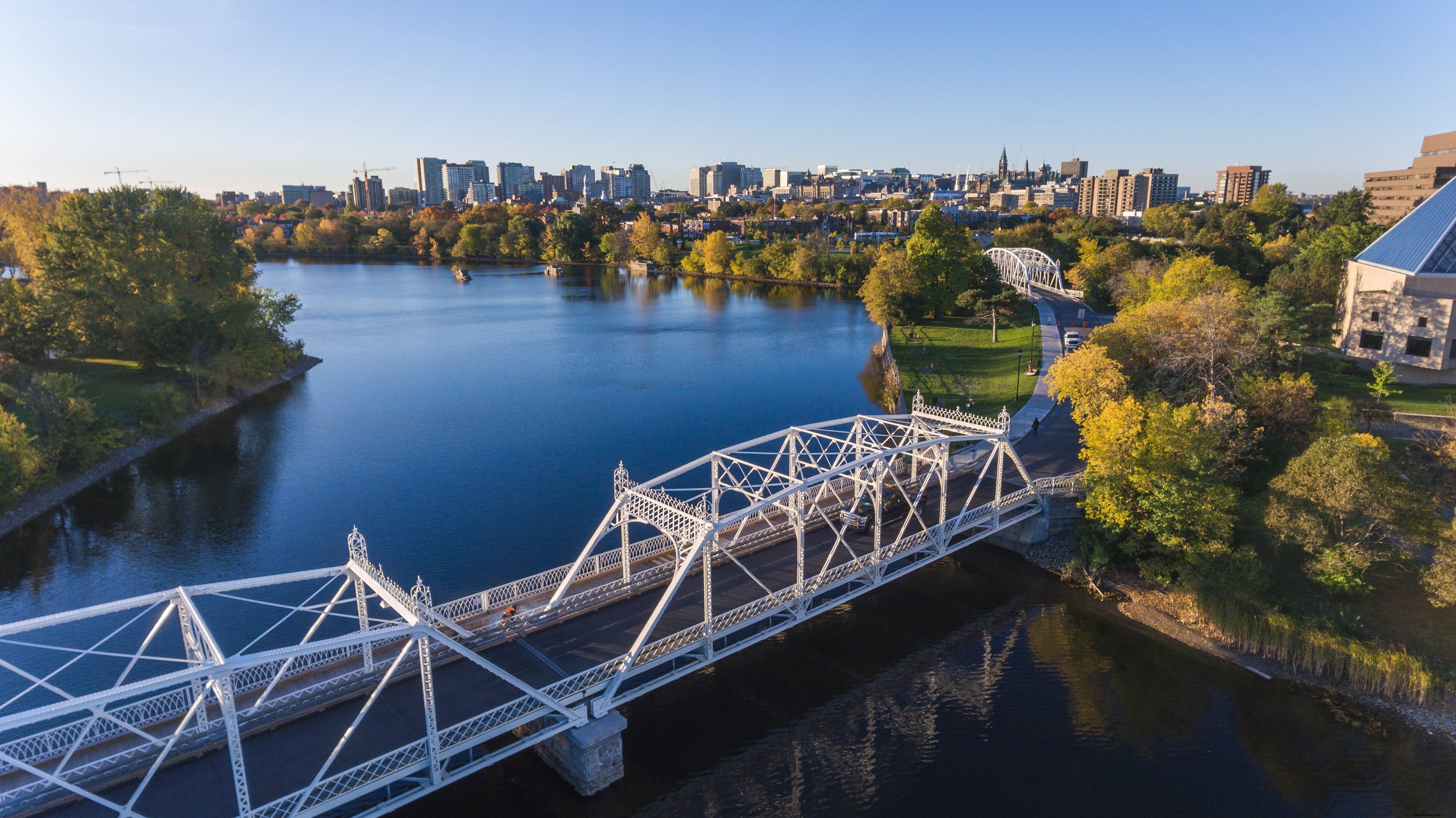 Foto de Ponte Branca sobre Lago Calmo