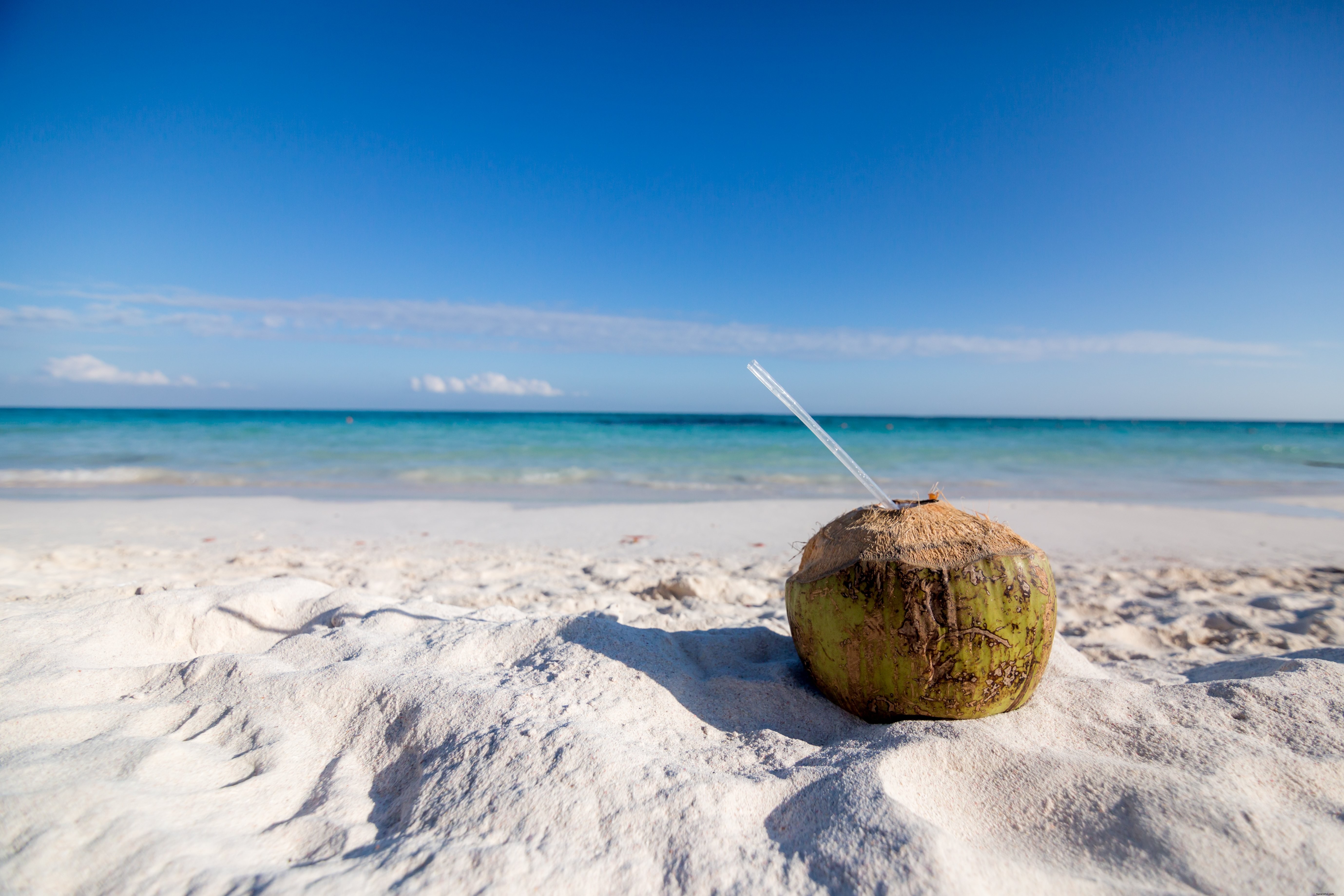 Foto de bebida de coco en la playa