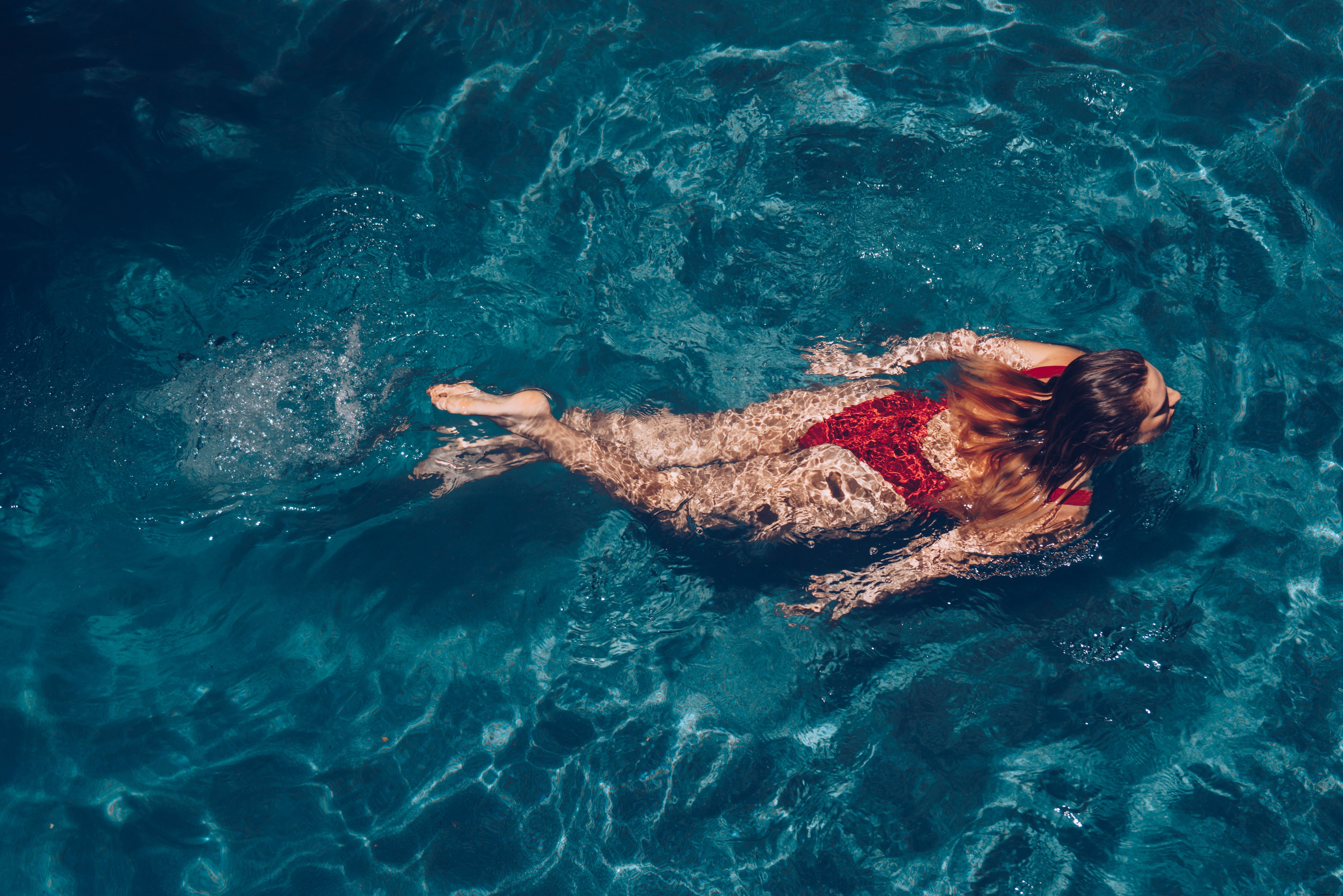 Foto de mujer nadando