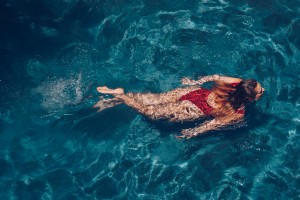 Foto de mujer nadando