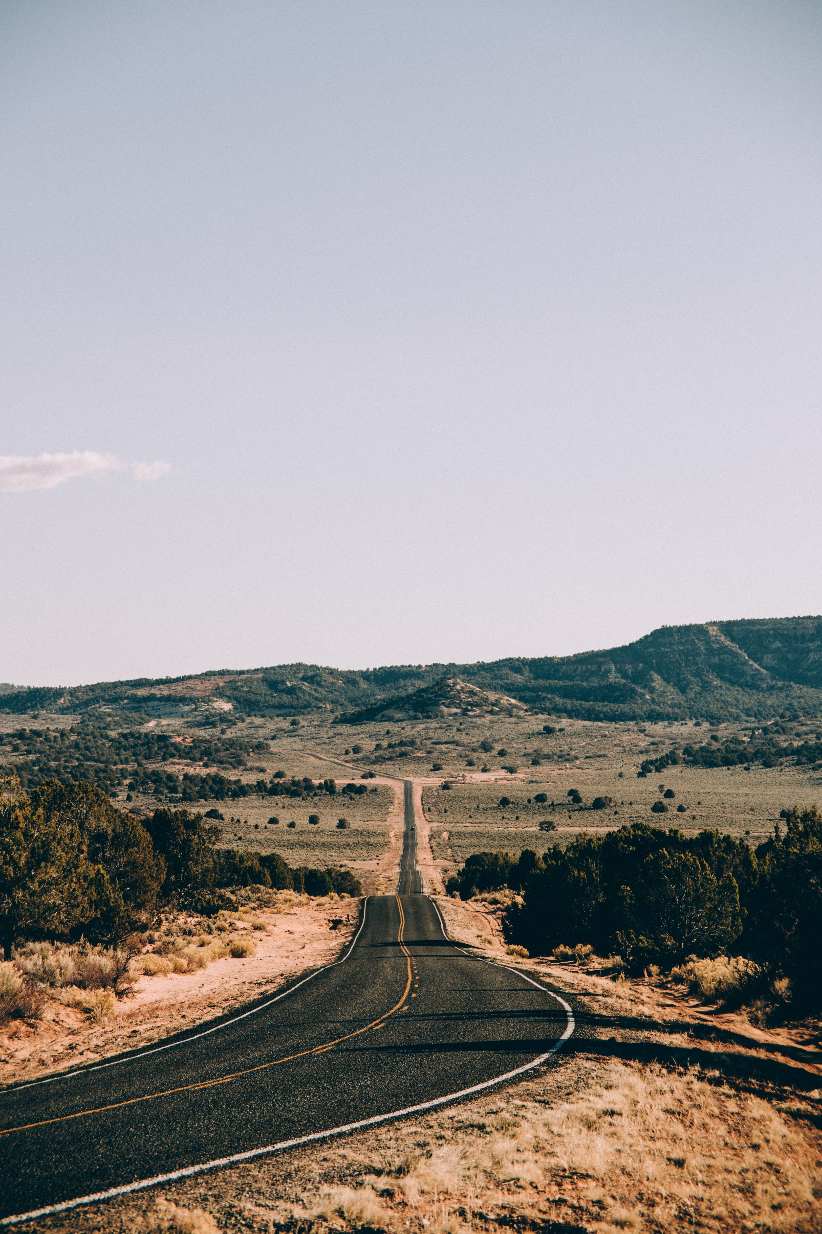 アリゾナ砂漠の長い高速道路写真