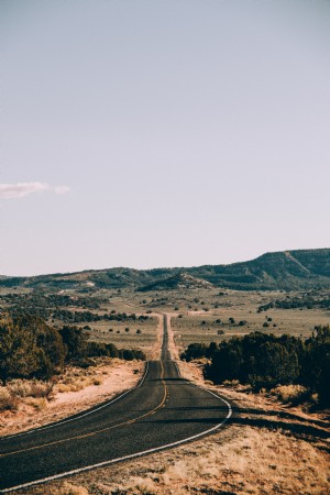アリゾナ砂漠の長い高速道路写真