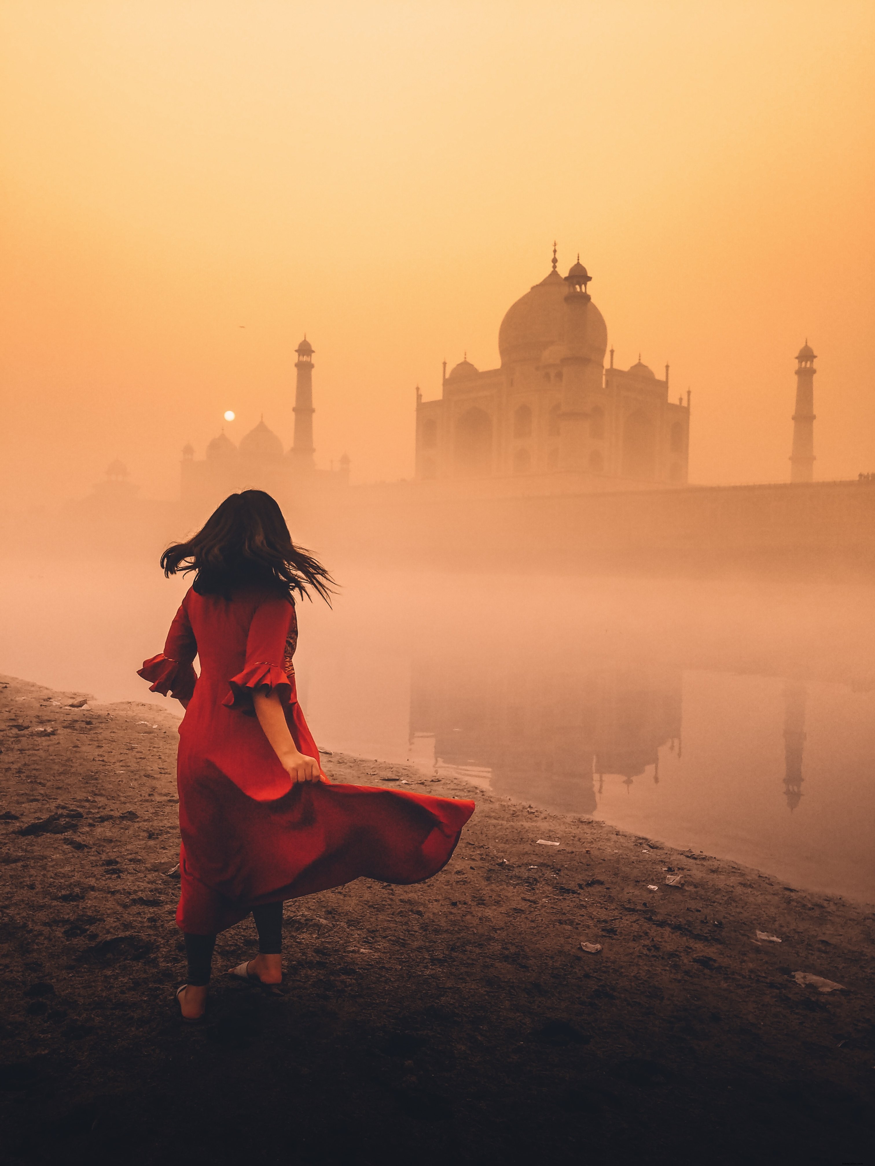 Danse avec les temples dans la brume orange Photo