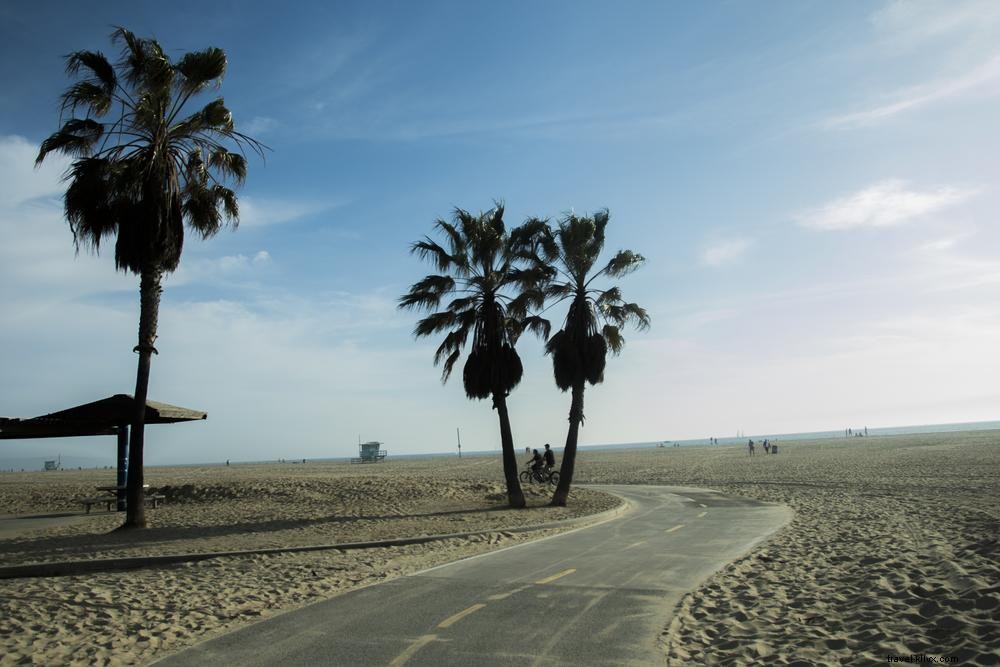 Foto de sendero para bicicletas en la playa