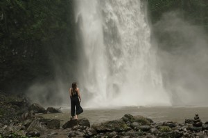 Femme s arrête au pied de la cascade Photo