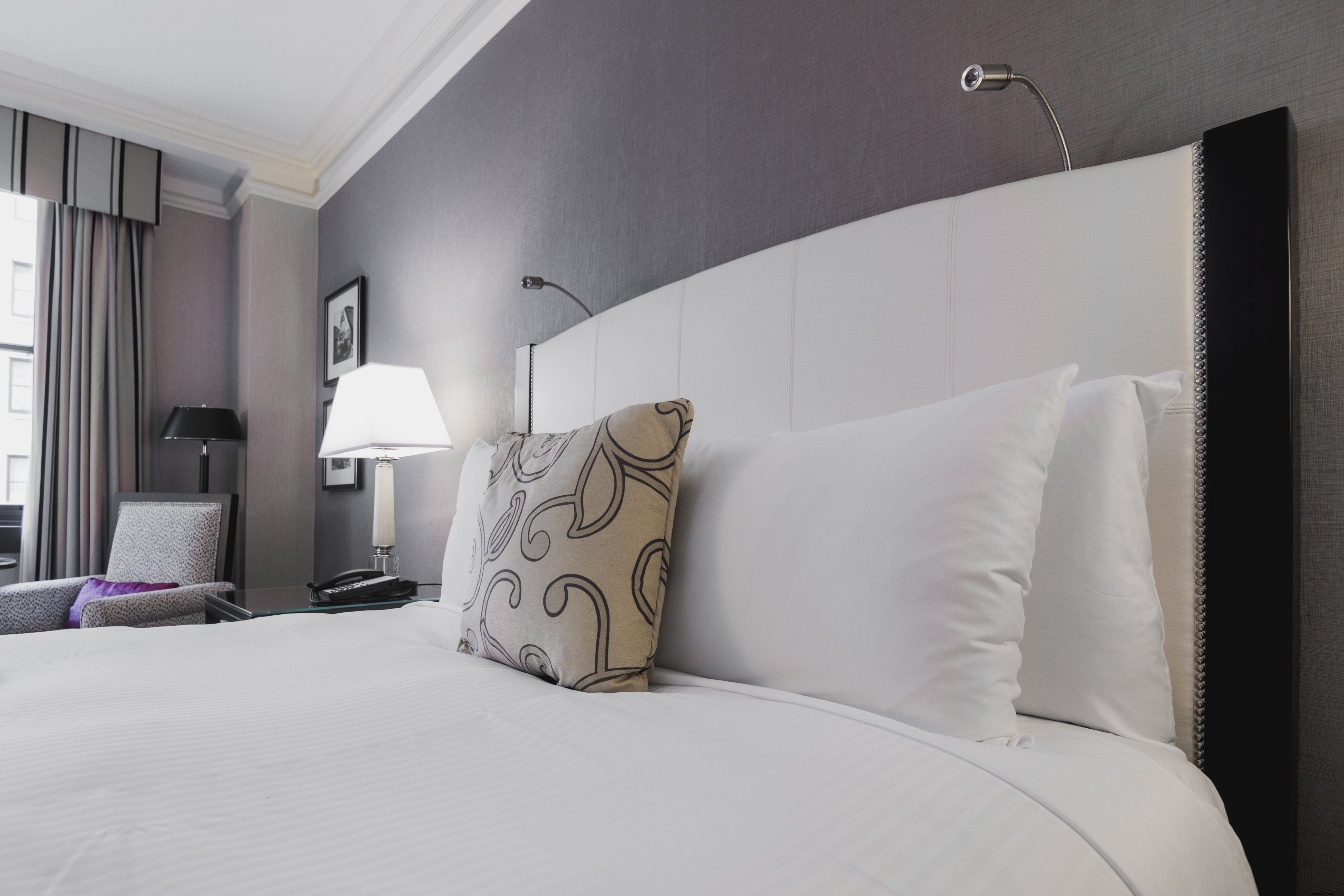 Foto luminosa de la cama de la habitación del hotel