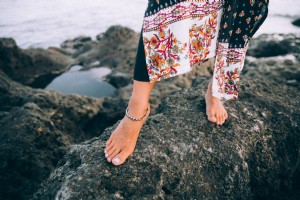 Seorang Wanita Dalam Jubah Pantai Mengalir Berjalan Di Sepanjang Pantai Foto