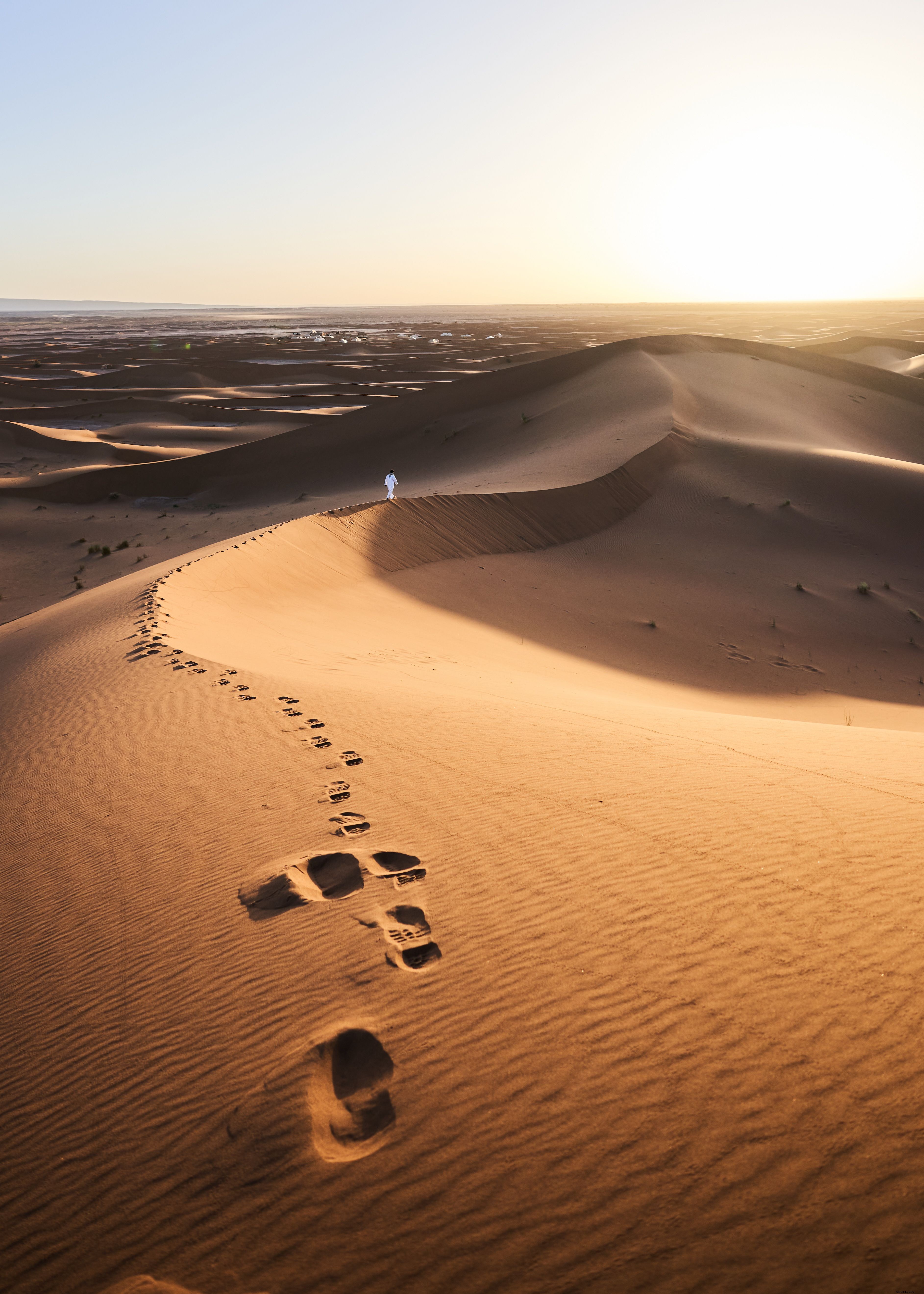 Passos deixados na foto das dunas de areia