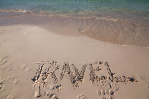 Foto de viagem escrita na areia