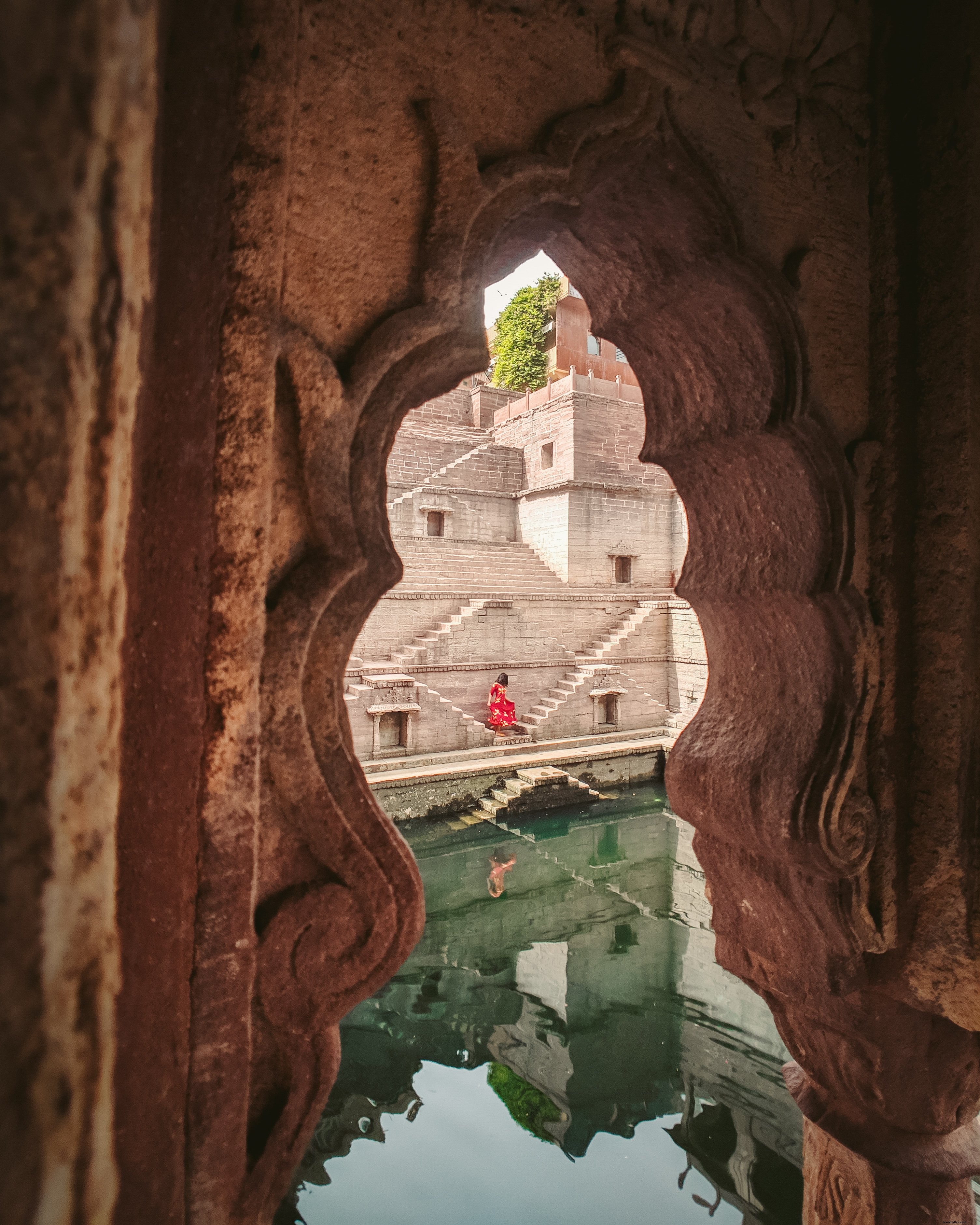 Foto de una mujer junto a una piscina verde