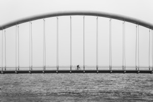 Foto in bicicletta sul ponte